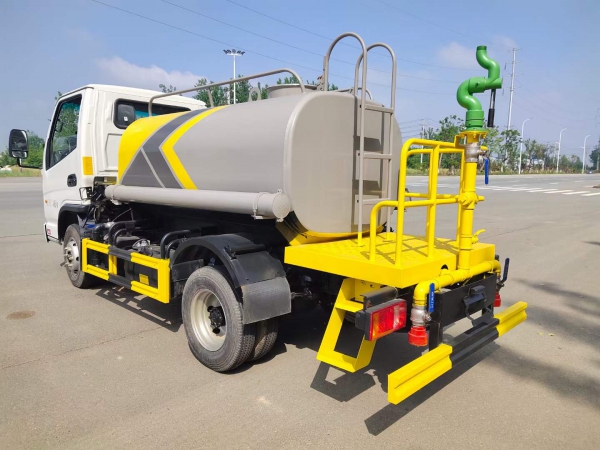 凱馬2.5噸灑水車