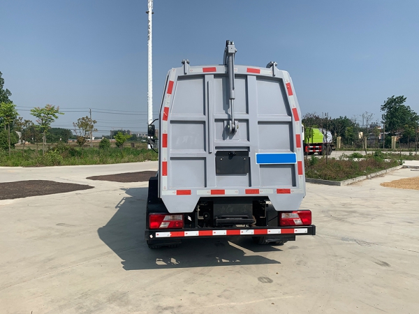  江鈴凱銳6方掛桶垃圾車(chē)