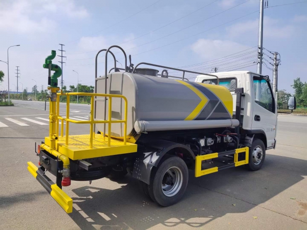 凱馬2.5噸灑水車