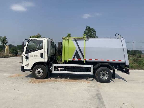  江鈴凱銳6方掛桶垃圾車(chē)